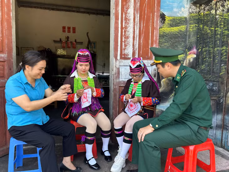Đại biểu HĐND tỉnh Sẻn Thị Hỷ tiếp xúc với cử tri.
