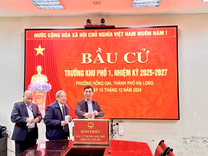 Cử tri phường Hồng Gai đi bầu cử.