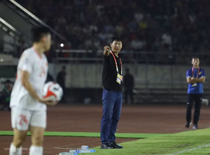 HLV Kim Sang-sik chỉ đạo trong trận Việt Nam thắng Lào 4-1 ở lượt đầu bảng B ASEAN Cup 2024 trên sân vận động quốc gia Lào tối 9/12. Ảnh: Hiếu Lương