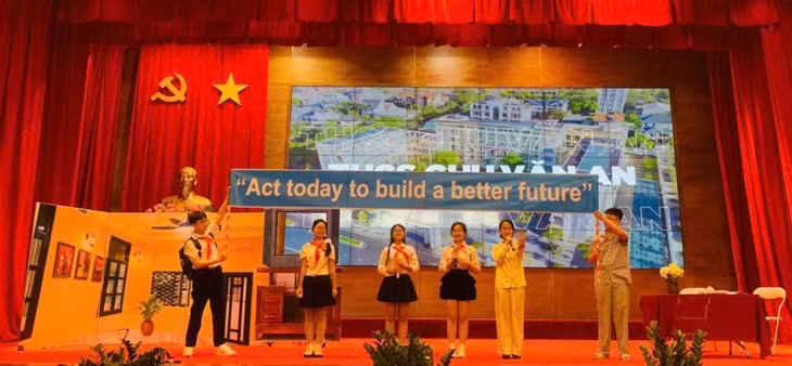 Các thí sinh thực hiện phần thi Chào hỏi của Hội thi Câu lạc bộ tiếng Anh dành cho học sinh THCS năm 2024.