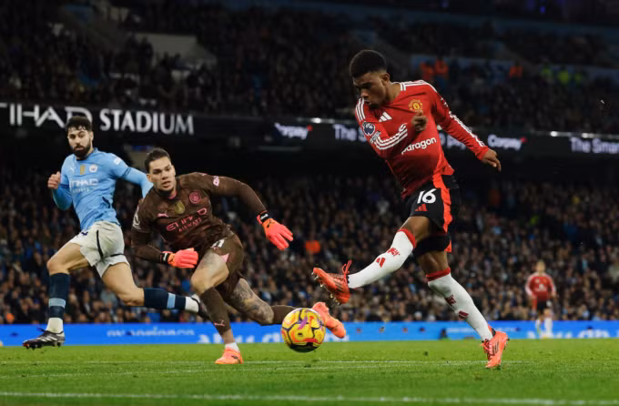 Amad ghi bàn, ấn định chiến thắng 2-1 cho Man Utd trước Man City. Ảnh: Reuters