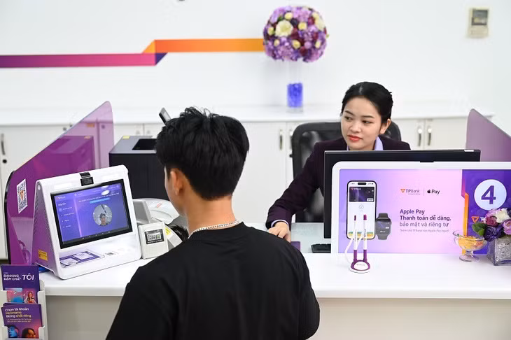 Khách hàng chỉ cập nhật sinh trắc học trên ứng dụng của ngân hàng hoặc tại các quầy giao dịch. Ảnh: Hoàng Hà.