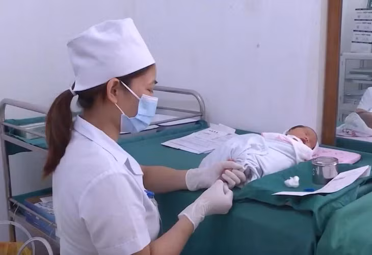 Nhân viên y tế chăm sóc sức khoẻ cho trẻ sơ sinh. (Ảnh: PV/Vietnam+)