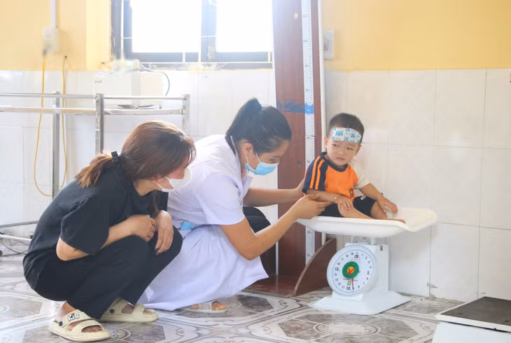 Bác sĩ Trạm Y tế xã Quảng Sơn (huyện Hải Hà) thực hiện cân, đánh giá tình trạng dinh dưỡng của trẻ.