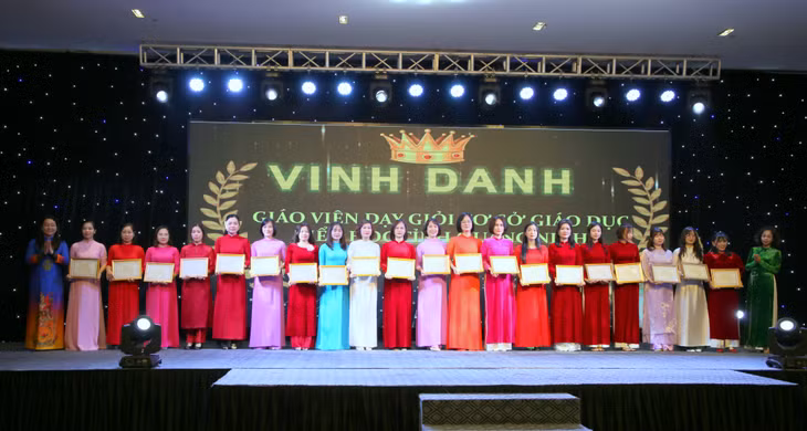 Ban Tổ chức trao chứng nhận danh hiệu Giáo viên dạy giỏi tiểu học cấp tỉnh cho các giáo viên dự Hội thi.