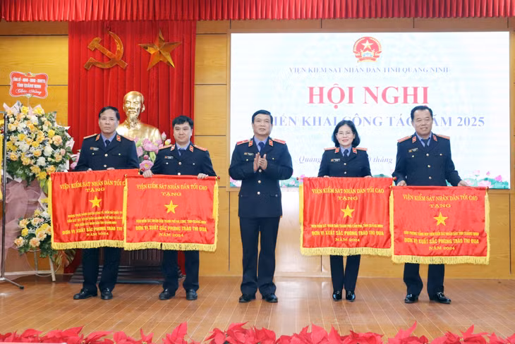 &nbsp;Các tập thể thuộc VKSND tỉnh có thành tích xuất sắc trong phong trào thi đua năm 2024 được trao tặng Cờ thi đua ngành Kiểm sát nhân dân