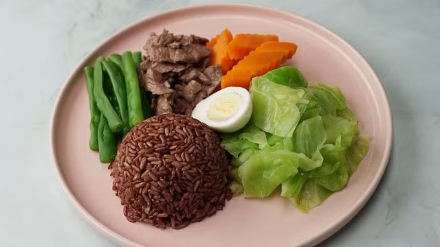 Nên ăn cơm gạo lứt từ từ để tránh đầy bụng, khó tiêu.