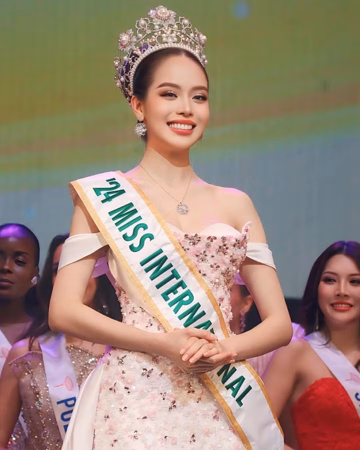 Thanh Thuỷ thành công đem về vương miện khi thi quốc tế.