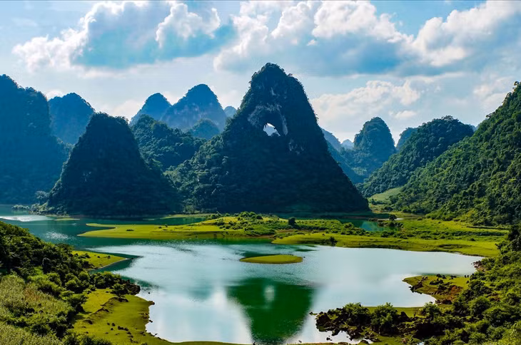 Nữ du khách dành nguyên 1 ngày di chuyển trên xe máy để được trải nghiệm rõ nhất các cung đường và cảnh sắc ven đường của Cao Bằng. “Non nước nơi đây thơ mộng như tiên cảnh vậy”, cô chia sẻ. Ảnh: Phạm Khoa