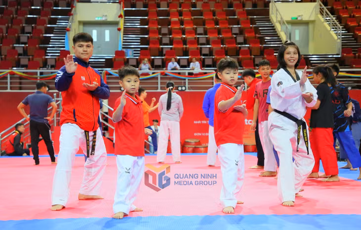 Cả gia đình anh Nguyễn Huy Sơn, chị Trần Huệ Anh cùng 2 con là Nguyễn Huy Phước và Nguyễn Trần Phước Đăng đến từ Hà Nội cùng tham gia đại diện cho đội tuyển Việt Nam tranh tài tại Giải Taekwondo Cảnh sát Châu Á mở rộng lần này. Trong đó anh Sơn, chị Huệ Anh sẽ tham gia các nội dung quyền và đối kháng chia theo lứa tuổi và hạng cân. 2 bạn nhỏ Huy Phước và Phước Đăng sẽ tham gia nội dung biểu diễn của lứa tuổi thiếu nhi.