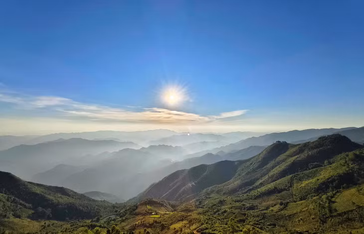 Địa điểm check in nổi tiếng này cách UBND xã Tà Xùa hơn 2km đường đèo núi. Từ Uỷ ban xã, du khách đi theo con đường nhỏ, đoạn rẽ ở cây xăng Tà Xùa.