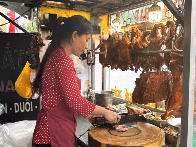 Chị Kim Chi, 37 tuổi, ở quận Bình Tân, TP HCM hút khách nước ngoài tới mua thịt vịt chị bán nhờ livestream, tháng 12/2024. Ảnh: Nhân vật cung cấp