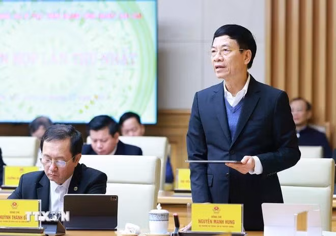 Bộ trưởng Bộ Thông tin và Truyền thông Nguyễn Mạnh Hùng, Phó Trưởng ban Ban Chỉ đạo quốc gia về phát triển ngành công nghiệp bán dẫn phát biểu. (Ảnh: Dương Giang/TTXVN)