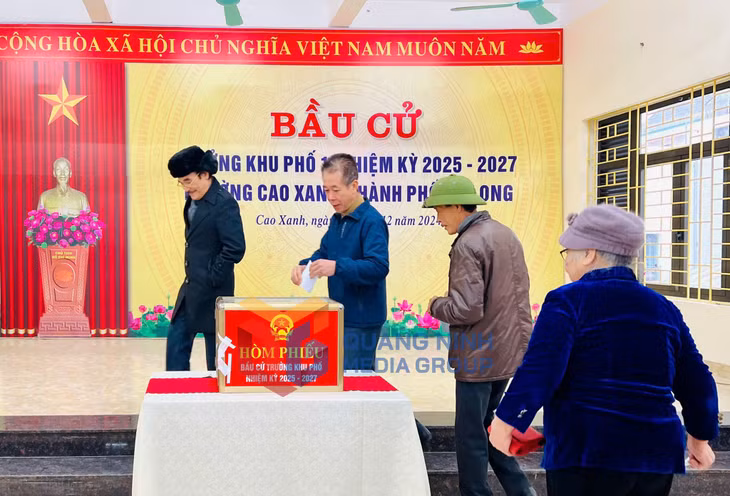 2024-12_Cử tri khu phố 1, phường Cao Xanh, TP Hạ Long, bỏ những lá phiếu lựa chọn trưởng khu phố. Ảnh: PV