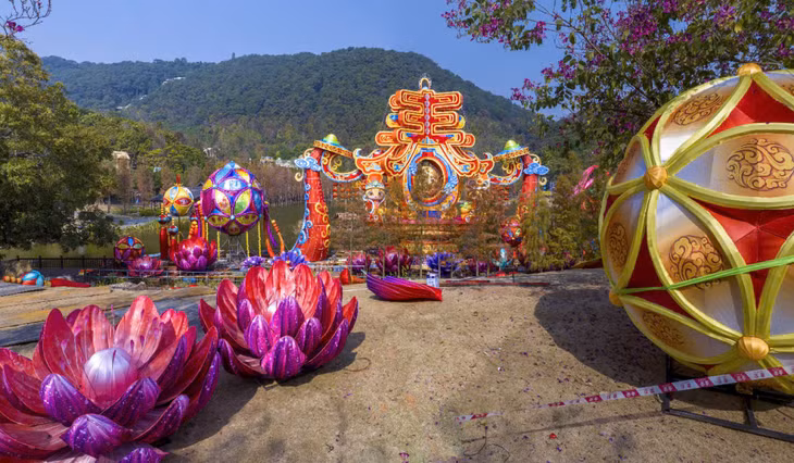Lễ hội đèn Xuân tại công viên Thanh Tú Sơn đang được khẩn trương triển khai trang trí.