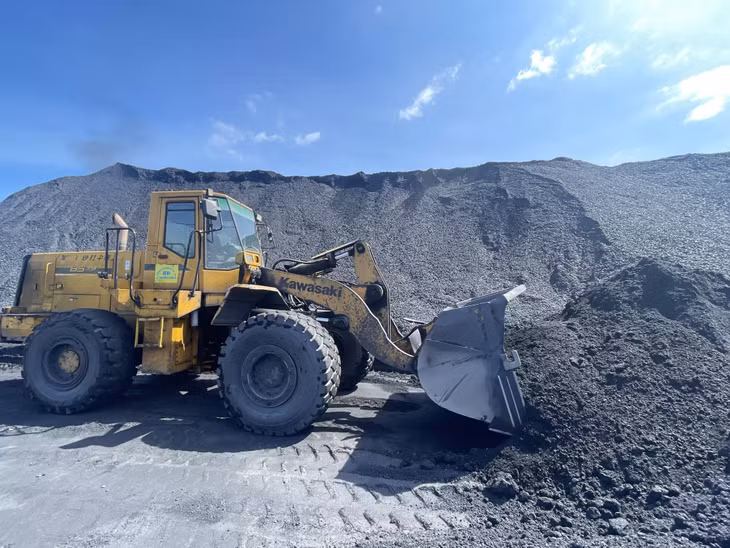 Những ngày này, các tổ, đội, phân xưởng Công ty Kho vận và Cảng Cẩm Phả đang đẩy mạnh tiêu thụ than đáp ứng nhu cầu của khách hàng.