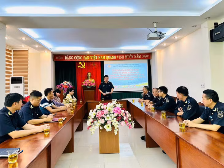Lãnh đạo Chi cục Hải quan cửa khẩu Hoành Mô làm việc với các doanh nghiệp tham gia chương trình khuyến khích doanh nghiệp tự nguyện tuân thủ pháp luật hải quan.