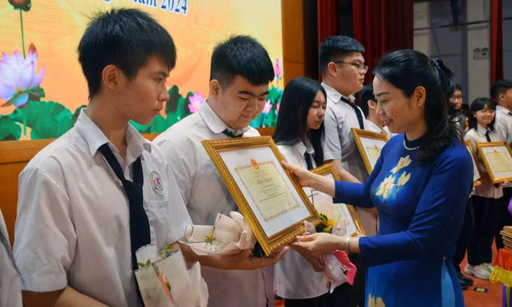 Đồng chí Nguyễn Thị Thúy, Giám đốc Sở GD&amp;ĐT, trao Bằng khen của Bộ GD&amp;ĐT cho các học sinh tiêu biểu năm học 2023-2024.