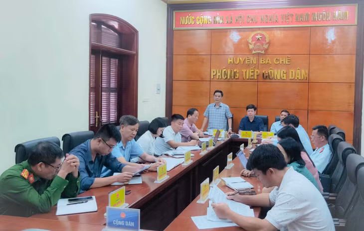 Đồng chí Đỗ Mạnh Hùng - Phó Bí thư Huyện uỷ, Chủ tịch UBND huyện phát biểu tại phiên tiếp công dân.