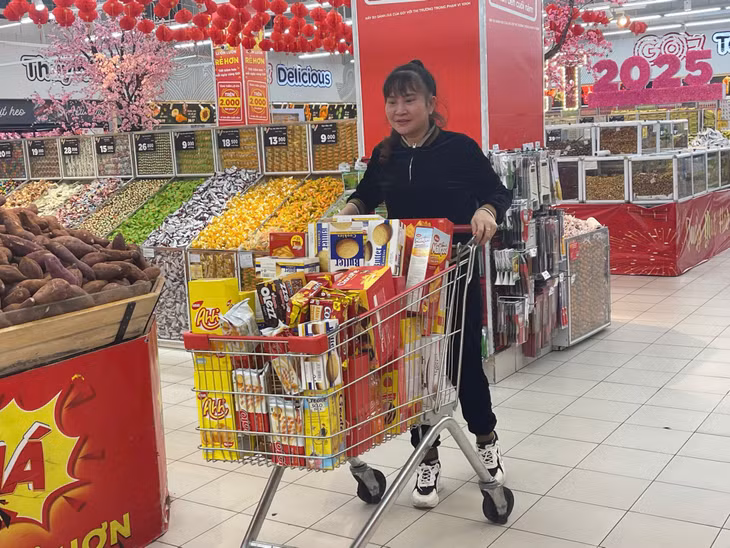 Người dân mua sắm tại siêu thị GO! Hạ Long.