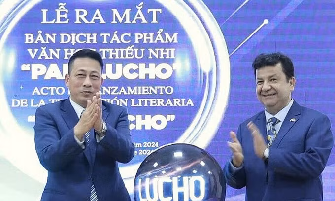 Ông Phạm Vĩnh Thái (trái) và Đại sứ Chile Sergio Narea Guzman trong buổi ra mắt bộ truyện tại Hà Nội. Ảnh: NXB Giáo dục Việt Nam