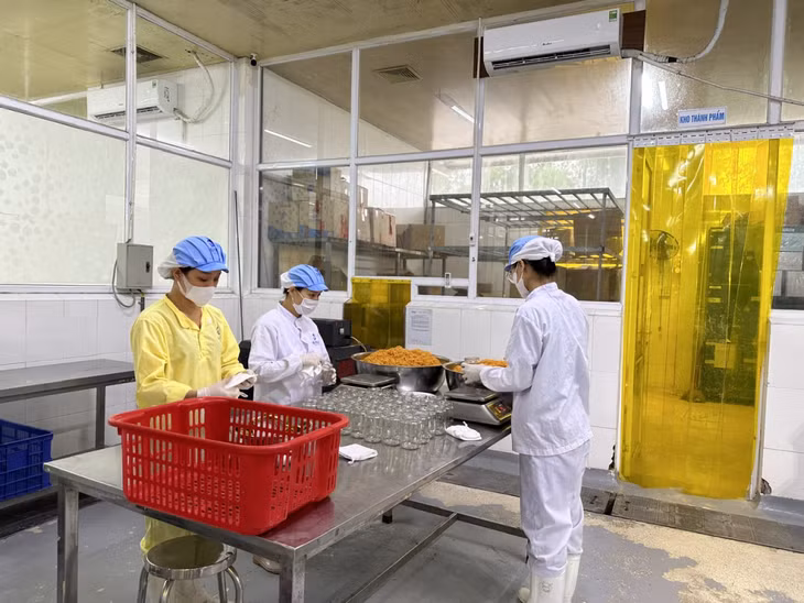 Công nhân đóng gói sản phẩm ruốc hàu tại Công ty TNHH Sản xuất và Thương mại thủy sản Quảng Ninh.