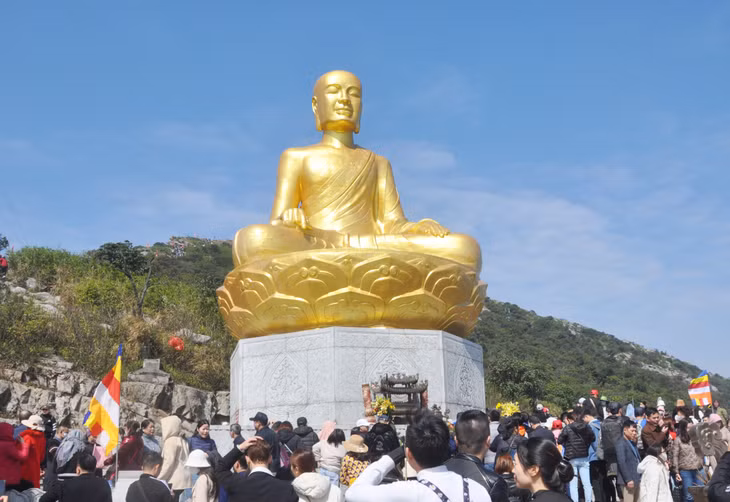 Tượng Phật hoàng Trần Nhân Tông tại khu di tích, danh thắng Yên Tử.