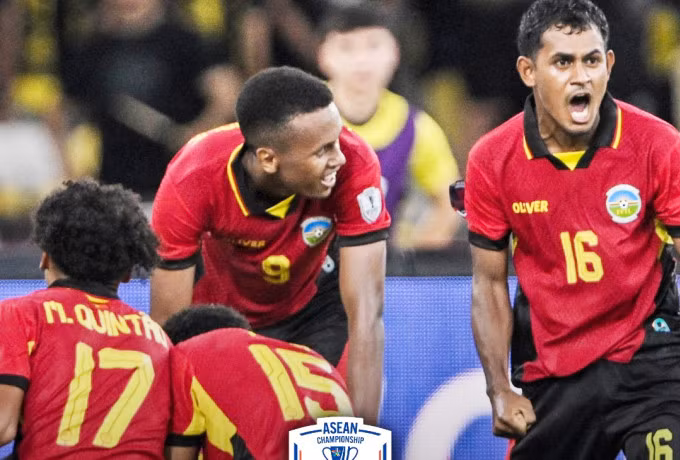 Cầu thủ Timor Leste mừng bàn thắng nâng tỷ số lên 2-1 trước Malaysia ở cuối hiệp một trên sân Bukit Jali tối 11/12.