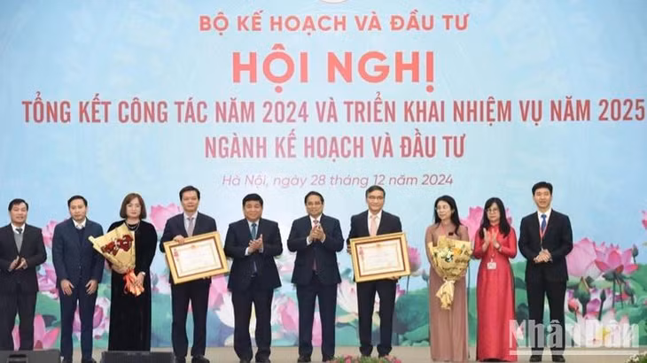 Thủ tướng Phạm Minh Chính trao Huân chương Lao động tặng một số tập thể của Bộ Kế hoạch và Đầu tư. (Ảnh: TRẦN HẢI)
