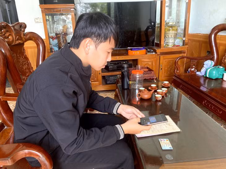 Anh Hoàng Việt Anh, xã Yên Than (huyện Tiên Yên) nộp TTHC qua VNeID.