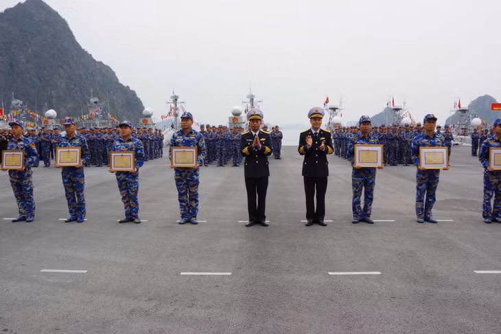 Ban tổ chức trao giải tại hội thi, hội thao. Ảnh: Minh Đức (Lữ đoàn 170)