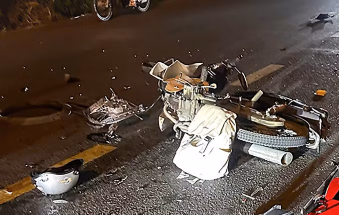 Xe máy bị gãy bánh trước, cong vênh sau tai nạn. Ảnh: Nguyễn Lâm