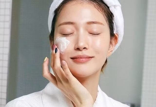 Cân bằng độ ẩm sau khi tẩy tế bào chết để cung cấp độ ẩm sâu cho da.