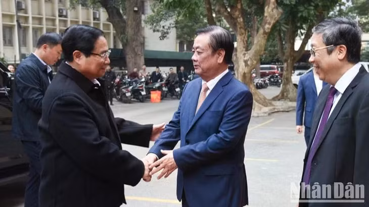 Thủ tướng Phạm Minh Chính với lãnh đạo Bộ Nông nghiệp và Phát triển nông thôn. (Ảnh: TRẦN HẢI)