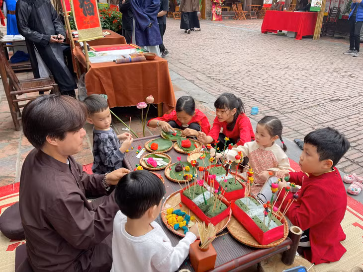 Trẻ em thích thú với trò chơi dân gian nặn tò he ngày Tết.