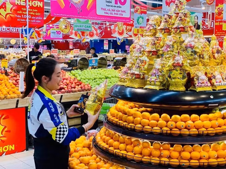 Các chương trình khuyến mại, giảm giá góp phần bình ổn thị trường dịp cuối năm và Tết Nguyên đán. (Ảnh: Đức Duy/Vietnam+)
