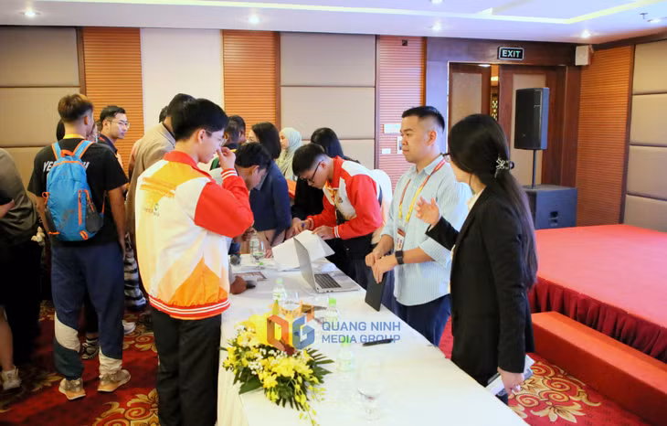 Cũng trong buổi sáng 5/12, Ban Tổ chức đã tiến hành họp các Trưởng đoàn, phổ biến các nội dung, quy chế, quy định của Giải; tổ chức bốc thăm các nội dung thi đấu; kiểm tra thông tin VĐV và tiến hành một số phần việc chuyên môn.