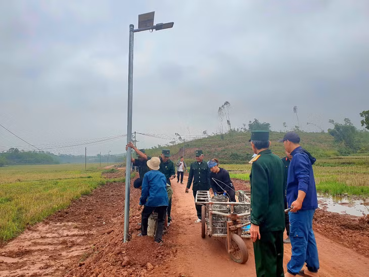 Hội CCB xã Đường Hoa và nhân dân tham gia lắp đặt điện chiếu sáng tại thôn 7.