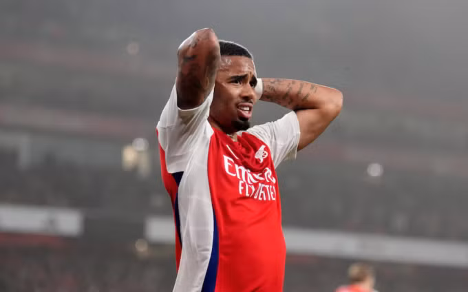 Tiền đạo Gabriel Jesus ôm đầu tiếc nuối khi bị khước từ bàn vì lỗi việt vị. Ảnh: AP