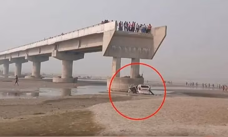 Ngày 24/11, chiếc taxi nhãn hiệu Maruti Wagon R đã rơi xuống đoạn nối đang sửa chữa tại một cây cầu khiến 3 người thiệt mạng.
