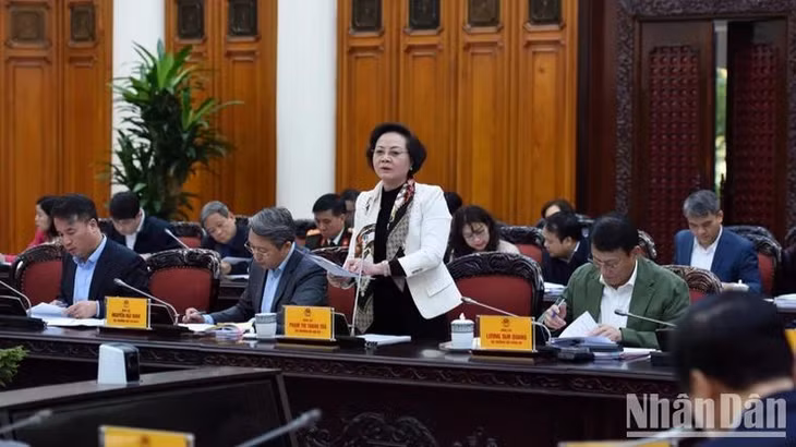 Bộ trưởng Nội vụ Phạm Thị Thanh Trà phát biểu ý kiến tại phiên họp. (Ảnh: TRẦN HẢI)