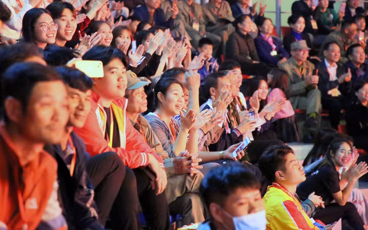 Khán giả có mặt tại Cung Thể thao - Khu Liên hợp thể thao tỉnh cỗ vũ nhiệt tình cho màn trống hội hoành tráng.