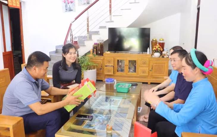 Đại biểu Lài Thị Hiền, Bí thư Đảng ủy xã Húc Động, đến thăm và trao đổi với cơ sở sản xuất miến dong trên địa bàn xã.