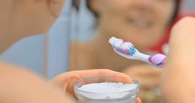 Sử dụng chanh và baking soda đúng cách có thể giúp tẩy trắng răng tại nhà.