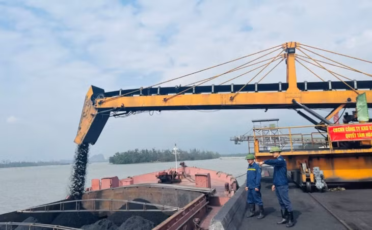 Khí thế lao động sản xuất tại cảng Điền Công. (Ảnh: Công ty Kho vận Đá Bạc cung cấp)