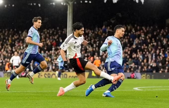 Raul Jimenez xâm nhập vòng cấm rồi sút chéo góc mở tỷ số. Ảnh: PA