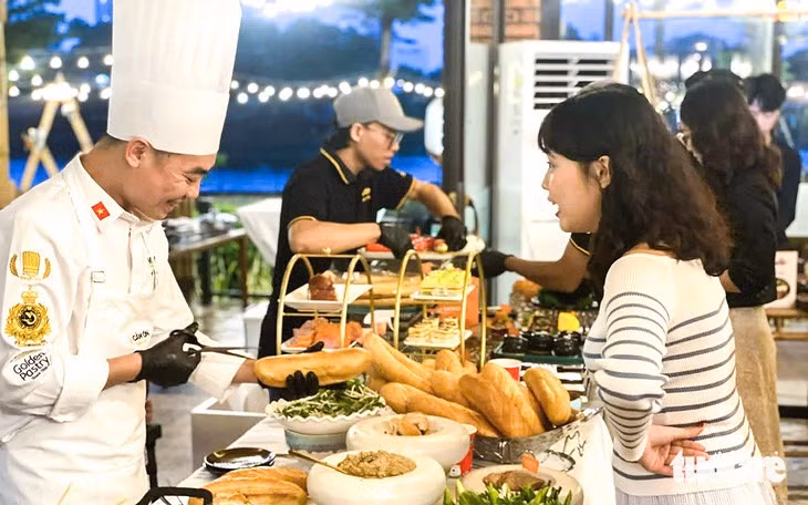 Khách trải nghiệm ẩm thực tại chương trình công bố Đà Nẵng Food Tour - Ảnh: B.D.
