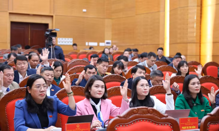 Đại biểu HĐND thành phố Hạ Long biểu quyết thông qua các nghị quyết tại Kỳ họp.