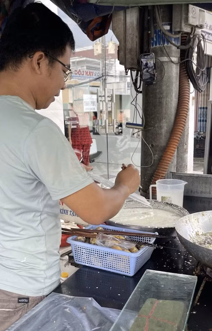 Anh Lê Quốc Trường sở hữu kênh TikTok với 295.000 người theo dõi và 63,7 triệu lượt thích chỉ với nội dung livestream bán bánh chuối, tháng 12/2024. Ảnh: Nhân vật cung cấp
