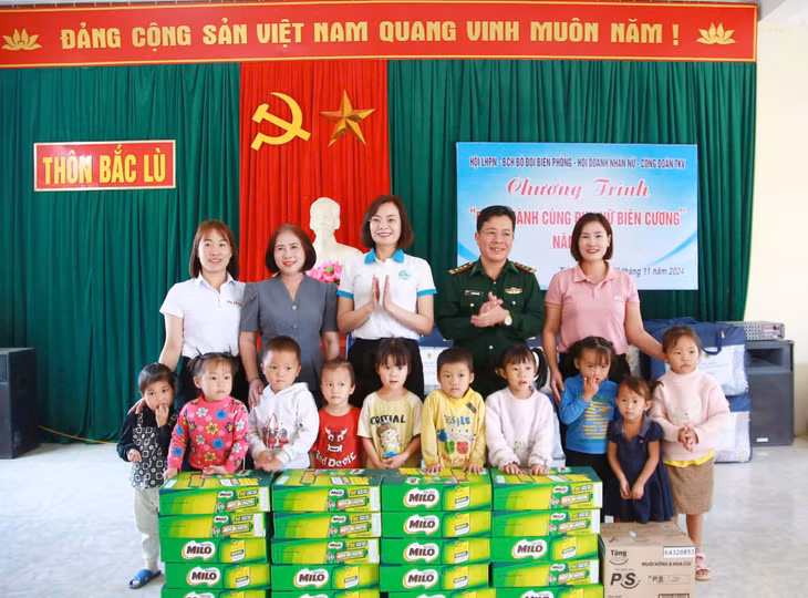 Lãnh đạo Hội LHPN tỉnh và Bộ Chỉ huy Bộ đội Biên phòng tỉnh tặng sữa cho các bé trường Mầm Non Hà Lâu (huyện Tiên Yên) trong chương trình "Đồng hành cũng phụ nữ biên cương" năm 2024.